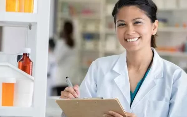 How to Become a Travel Pharmacy Technician